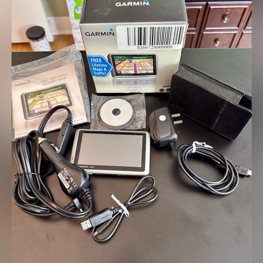Garmin nuvvi 1350 LMT GPS with CORDS EUC